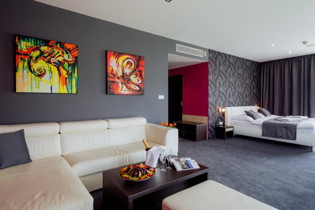 Hotel Tenis Zvolen Buitenkant foto