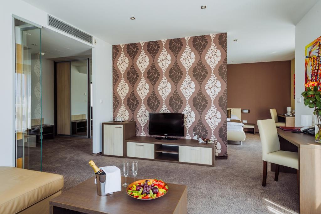 Hotel Tenis Zvolen Buitenkant foto